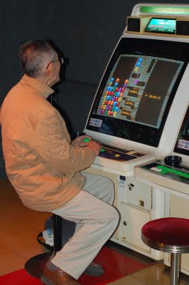 20_Old-Man-Playing-Tetris.jpg
